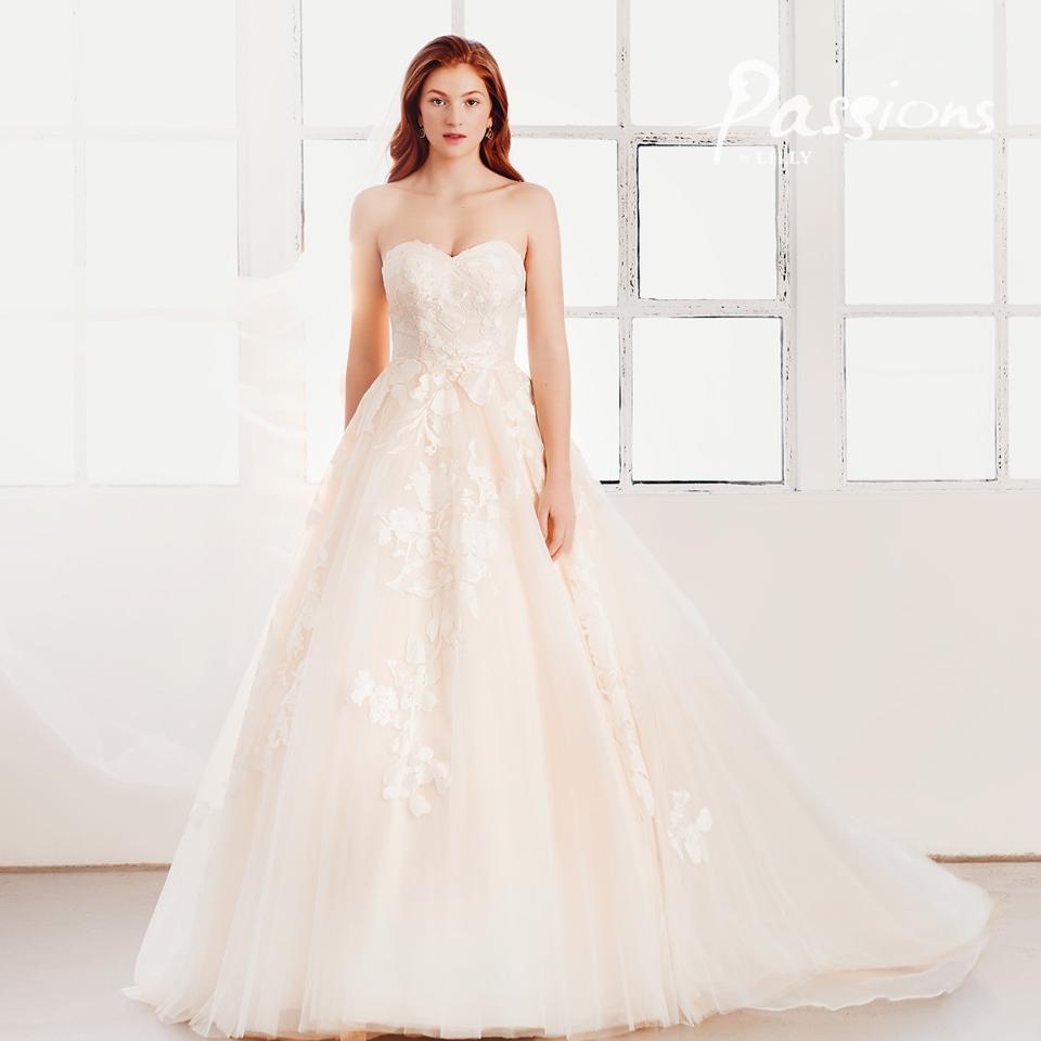 Enkel cremefarvet satin brudekjole