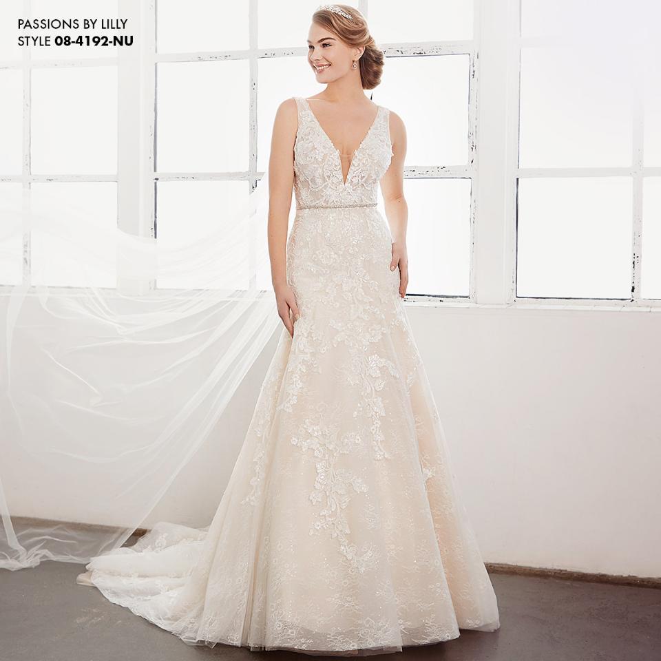 Enkel cremefarvet satin brudekjole